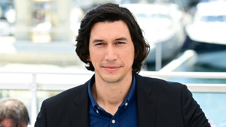 Adam Driver sorride