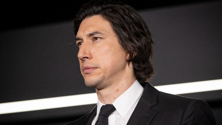 Adam Driver con un'espressione seria sul viso