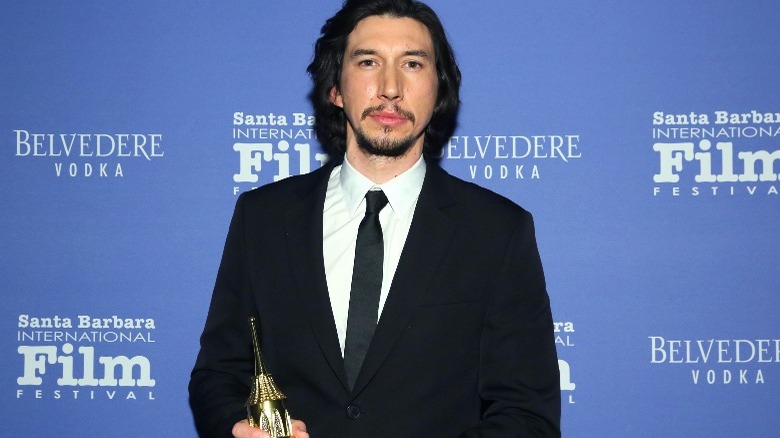 Adam Driver tiene in mano un premio a un festival cinematografico