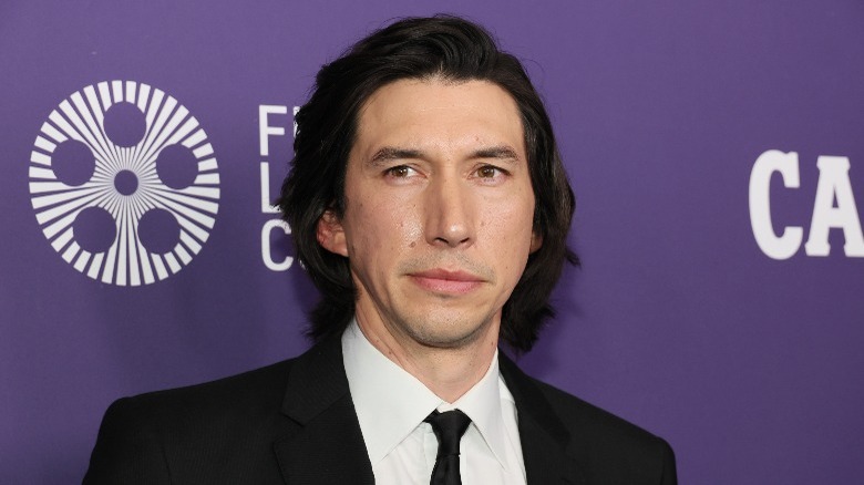 Adam Driver sorride