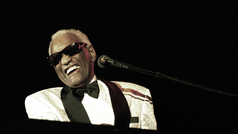 Ray Charles suona il pianoforte