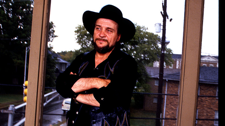 Waylon Jennings in posa davanti a una finestra