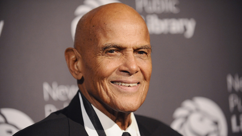 Harry Belafonte sorride