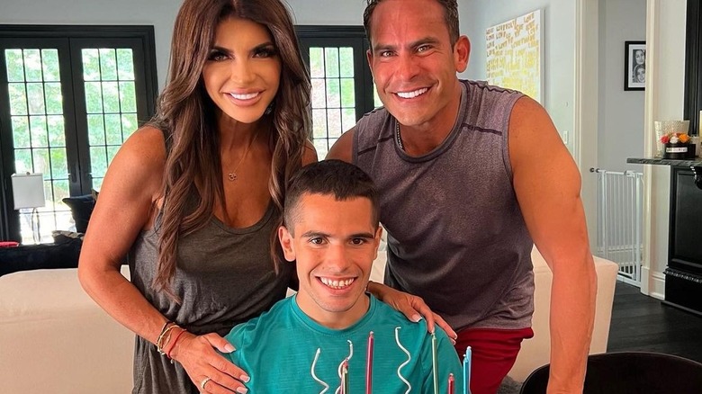 Teresa Giudice e Louie Ruelas posano con Nicholas Ruelas