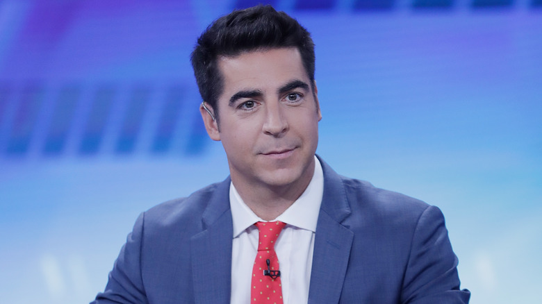 Jesse Watters indossa un abito