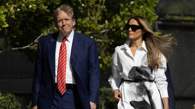 Donald e Melania Trump camminano all'aperto