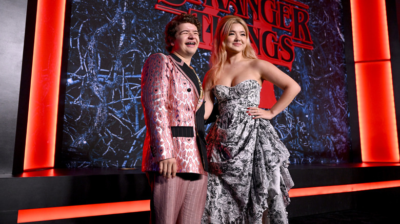 Gaten Matarazzo e Lizzy Yu sul red carpet