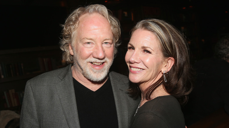 Timothy Busfield e Melissa Gilbert sorridono