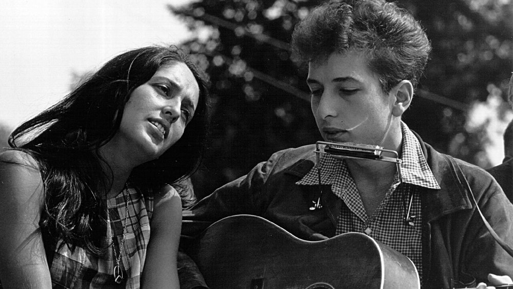 Bob Dylan si esibisce a una manifestazione per i diritti civili