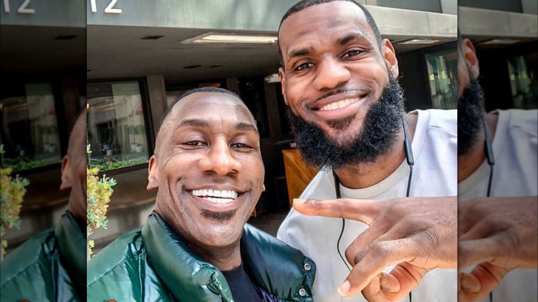 Shannon Sharpe posa per un selfie con LeBron James