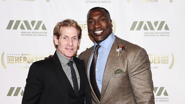 Skip Bayless posa con Shannon Sharpe sul red carpet