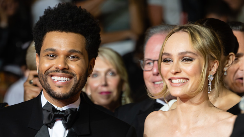 The Weeknd e Lily-Rose Depp sorridono