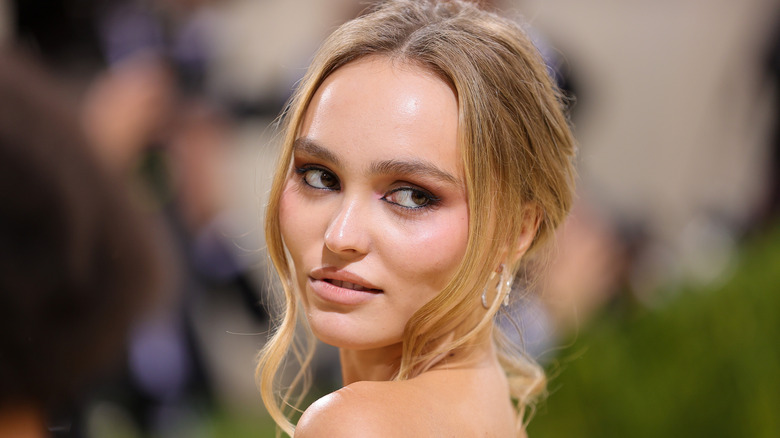 Lily-Rose Depp guarda oltre la spalla