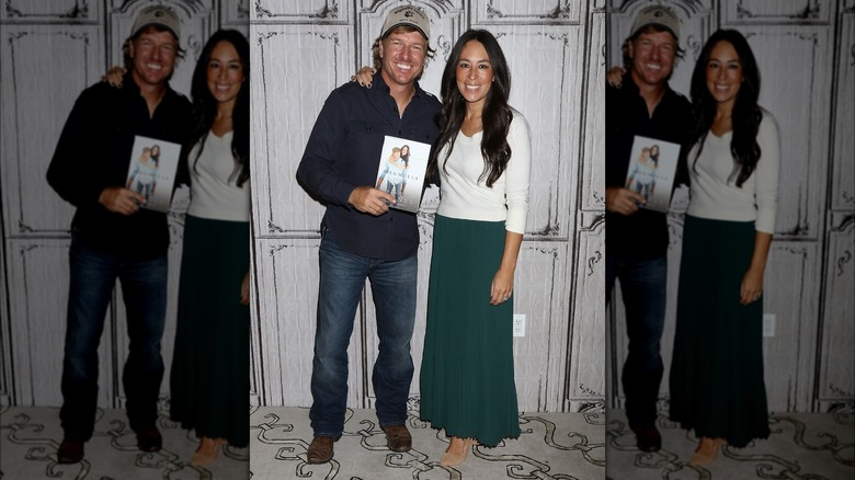 Joanna Gaines con il braccio attorno a Chip Gaines