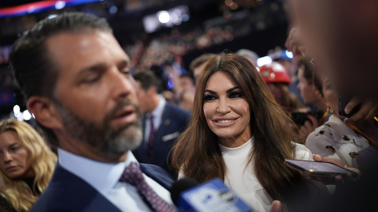 Kimberly Guilfoyle guarda Donald Trump Jr.