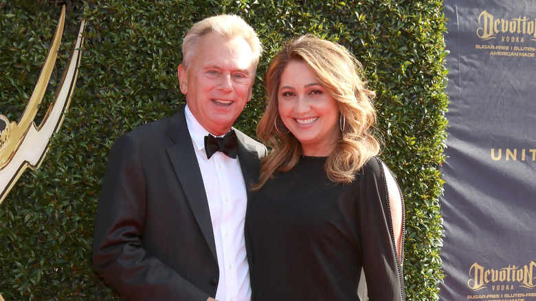 Pat Sajak e Lesly Brown sorridono insieme