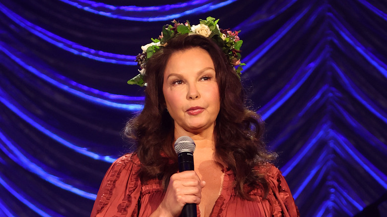 Ashley Judd parla alla celebrazione della vita di Naomi Judd 