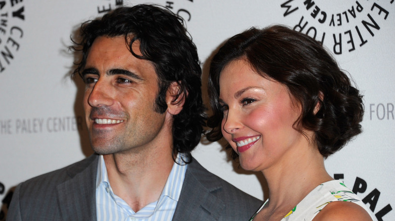 Dario Franchitti, Ashley Judd sorride mentre posa al Paley Center