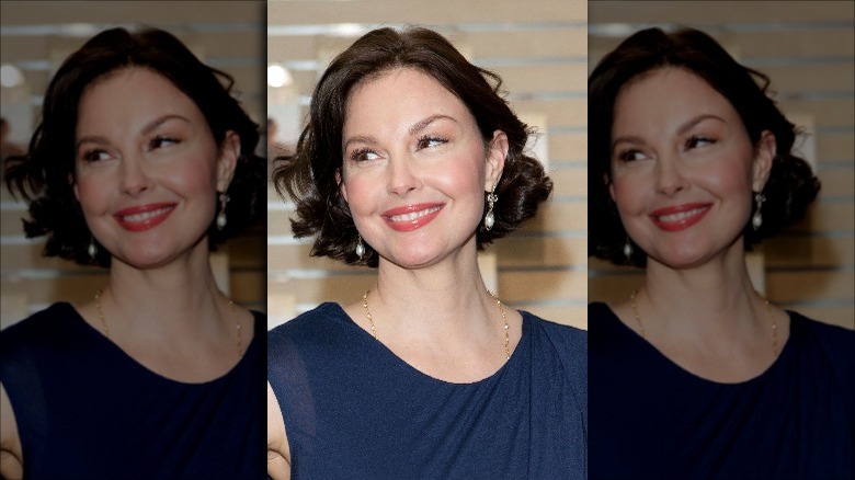 Ashley Judd sorride mentre guarda di lato