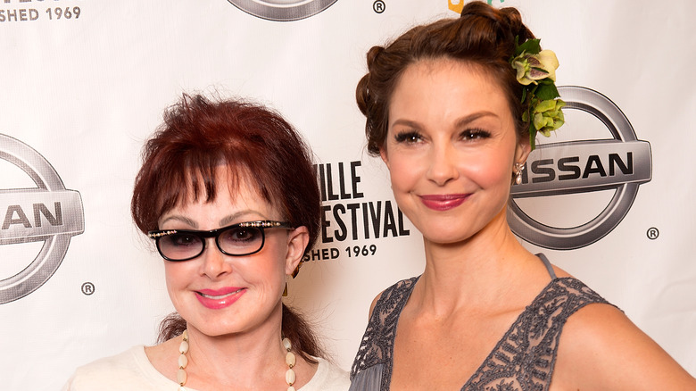 Ashley Judd con Naomi Judd, entrambe sorridenti