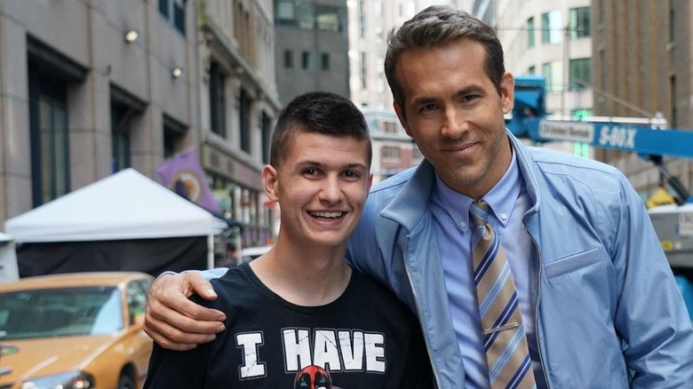 Ryan Reynolds posa con un beneficiario della Make-A-Wish Foundation