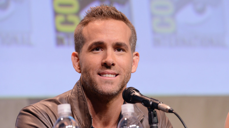 Ryan Reynolds indossa una giacca di pelle marrone al panel del Comic Con