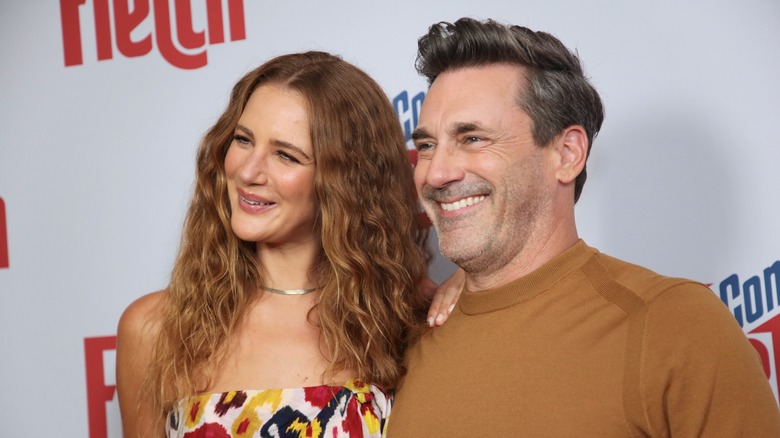 Anna Osceola e Jon Hamm posano per la macchina fotografica