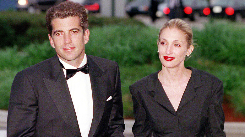 John Kennedy Jr. e Carolyn Bessette posano insieme