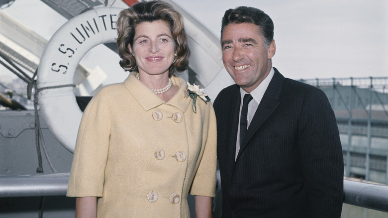 Patricia Kennedy posa con il marito Peter Lawford