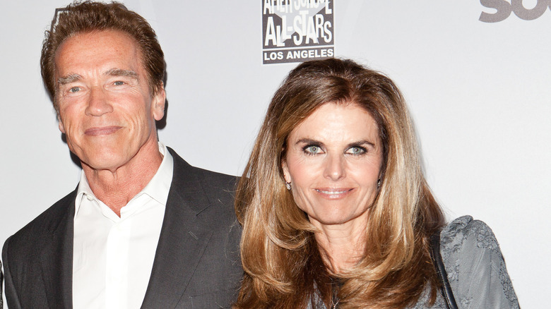 Arnold Schwarzenegger e Maria Shriver sorridenti sul red carpet