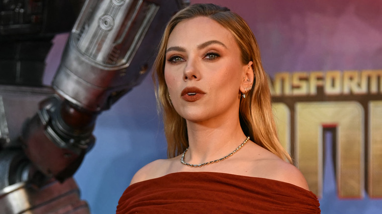 Scarlett Johansson indossa trucco scuro e rossetto