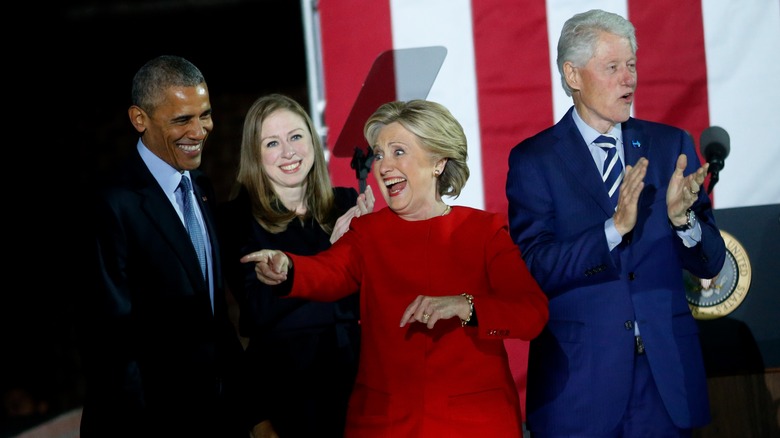 Barack Obama, Chelsea Clinton, Hillary Clinton, Bill Clinton partecipano al comizio