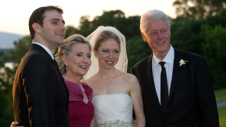 Marc Mezvinsky, Hillary Clinton, Chelsea Clinton, Bill Clinton posano per una foto