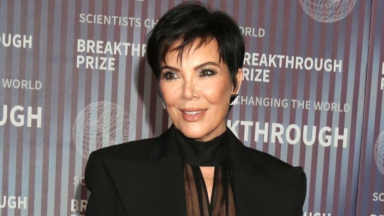 Kris Jenner sorridente sul red carpet