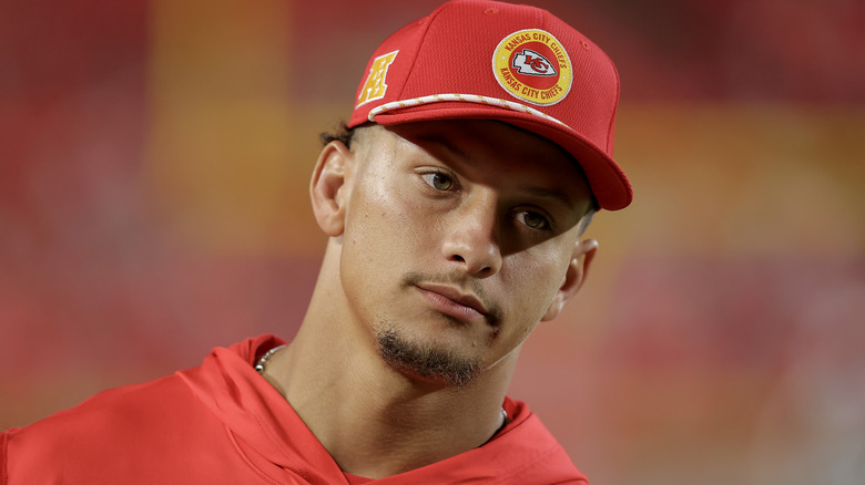 Patrick Mahomes indossa un berretto dei Chiefs in campo