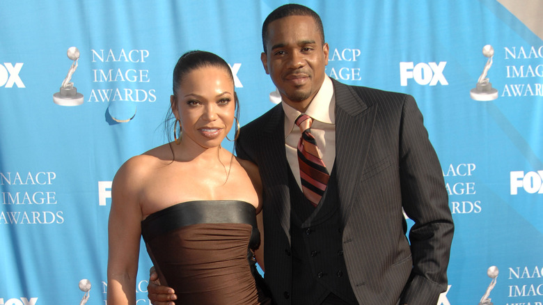 Tisha Campbell e Duane Martin sorridono e posano insieme