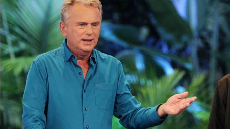 Pat Sajak fa un gesto con il braccio