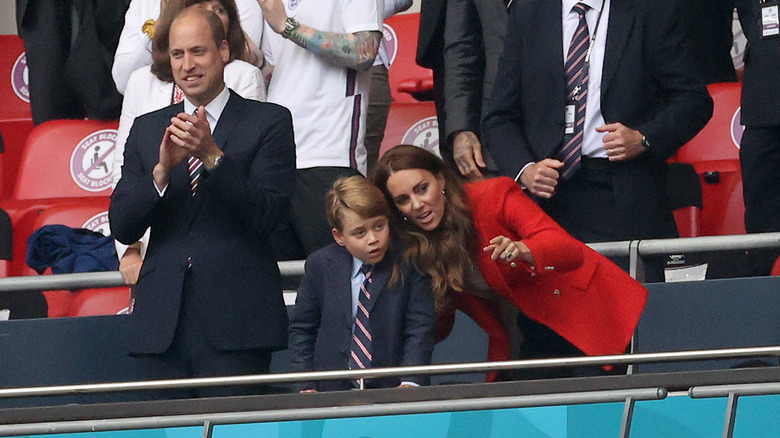 Kate Middleton si china per parlare al principe George