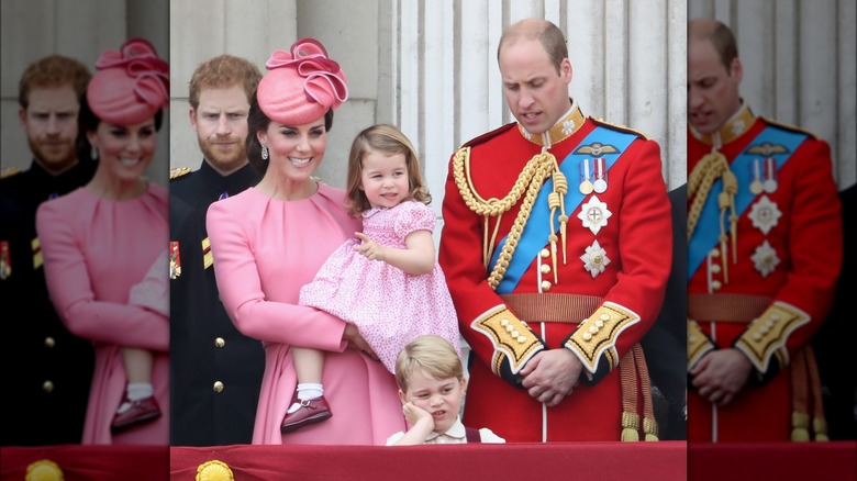 La famiglia Wales dietro la ringhiera del balcone