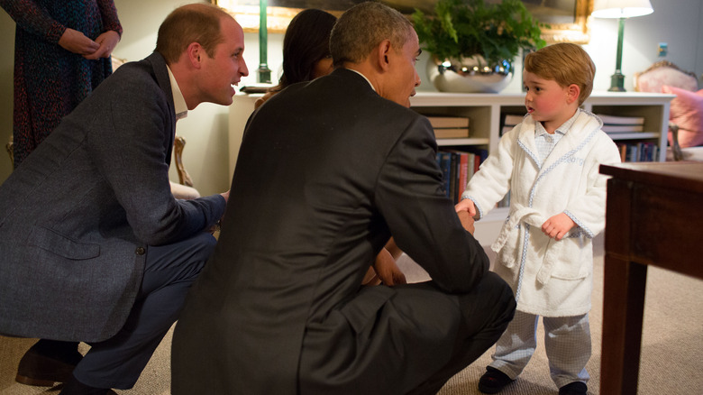 Barack Obama stringe la mano al principe George