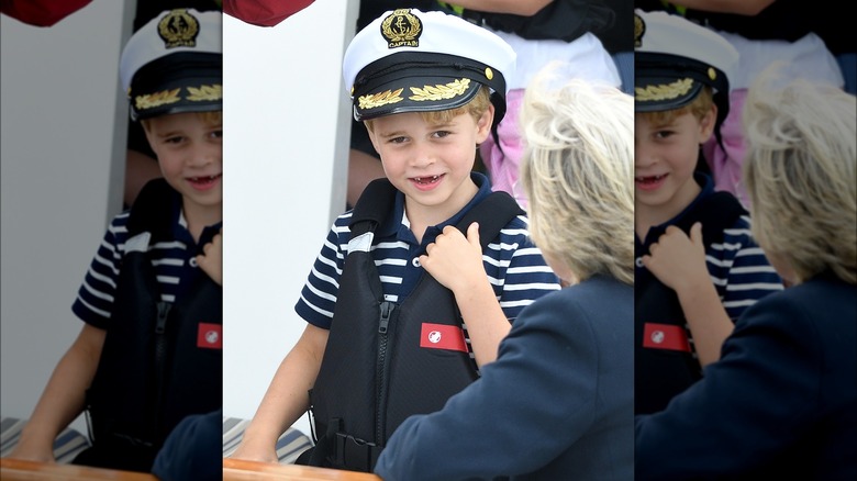 Il principe George indossa il cappello da capitano