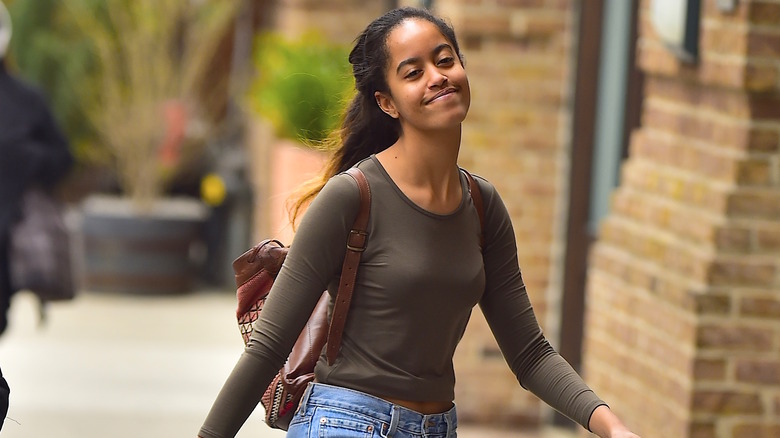 Malia Obama indossa una maglietta verde a maniche lunghe e jeans