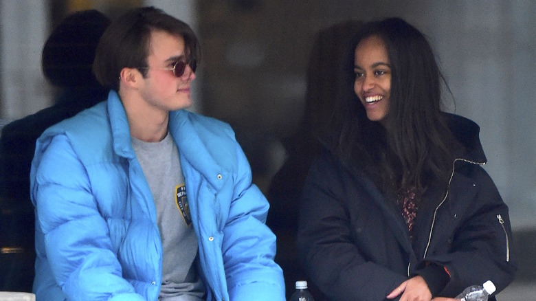 Rory Farquharson indossa una giacca invernale blu con Malia Obama che indossa una giacca invernale nera