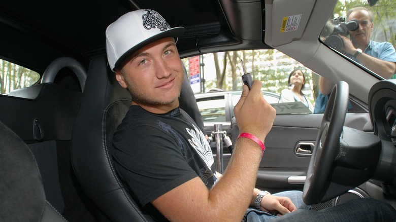 Nick Hogan posa al volante