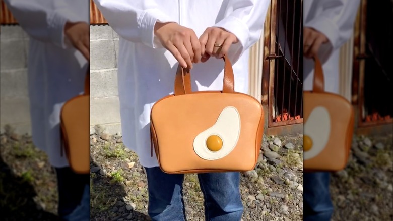 Borsa a mano ispirata a uova e toast