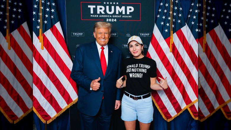 Donald Trump, Laura Loomer in posa