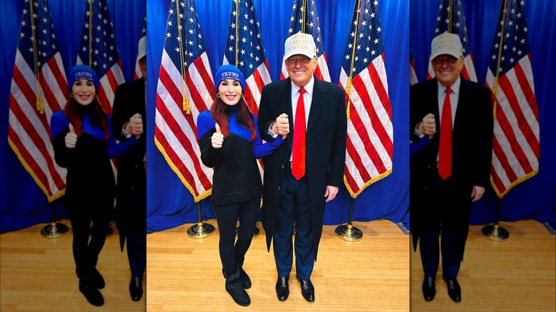 Laura Loomer e Donald Trump si tengono per mano