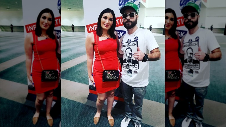 Laura Loomer indossa un abito rosso