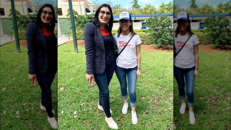 Laura Loomer indossa jeans attillati