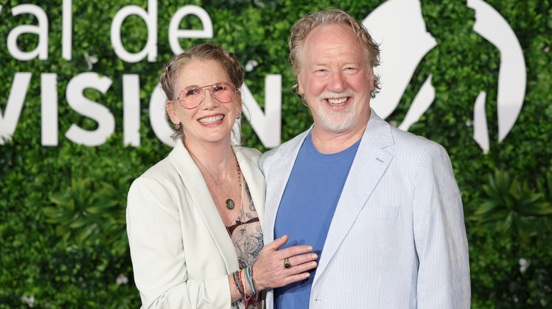 Melissa Gilbert e Timothy Busfield sorridono a un evento